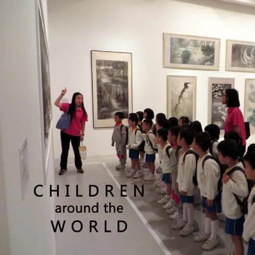 Children around the World: An eclectic collection of photos from children from all over the globe and benefitting UNICEF with 10% of the proceeds - Paperback