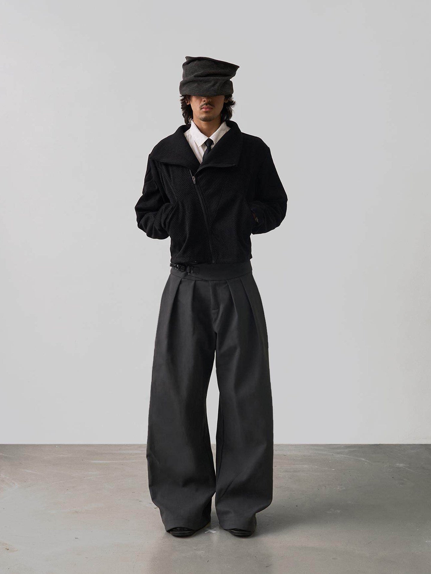 Minimalist-style Mens Tapered Trousers With Double Pleats And A Soft
