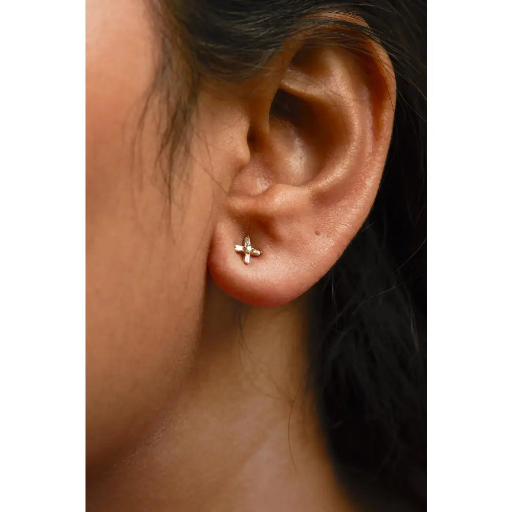 1/10 Cttw Diamond Criss Cross Stud Earrings in 10K Yellow Gold