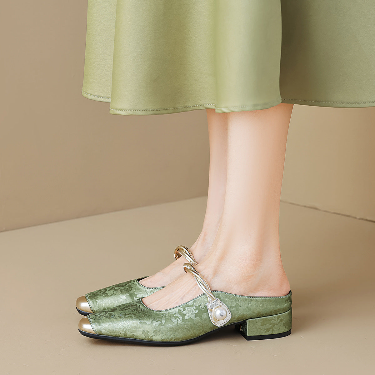 New Chinese Design Closed-toe Slippers For Women Perfect For Stepping Out