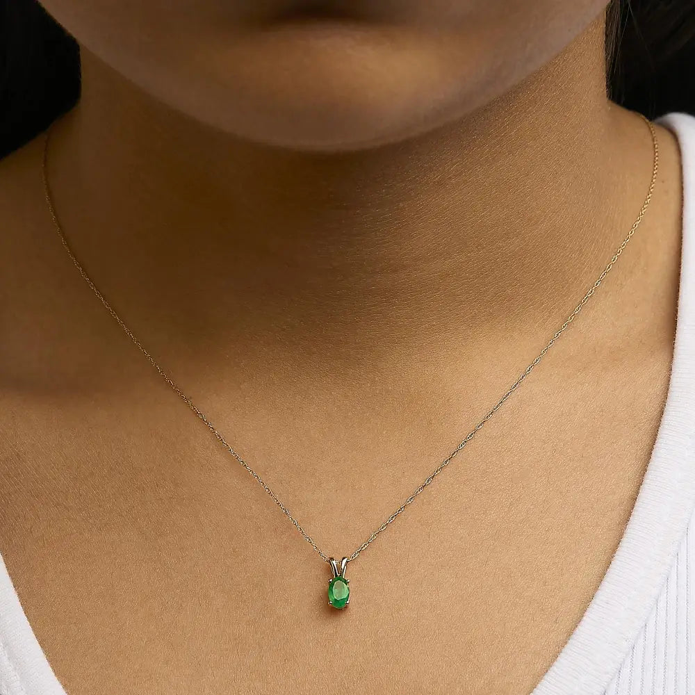 14K Yellow Gold Oval Green Emerald Solitaire Pendant Necklace 18 Inches