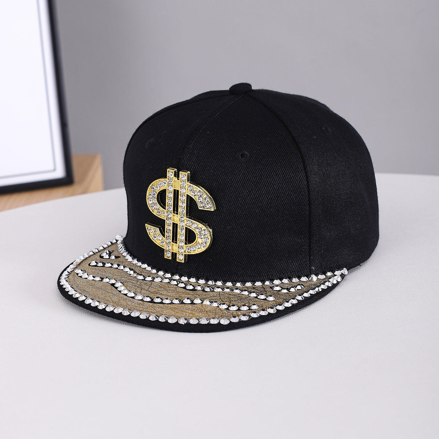 Suitable For Both Men And Women, This Metal Stud Jewelry Features A Wave-shaped Set Of Diamonds. The Hat Has A Flat Brim And Is Perfect For Individualized Outfits.
