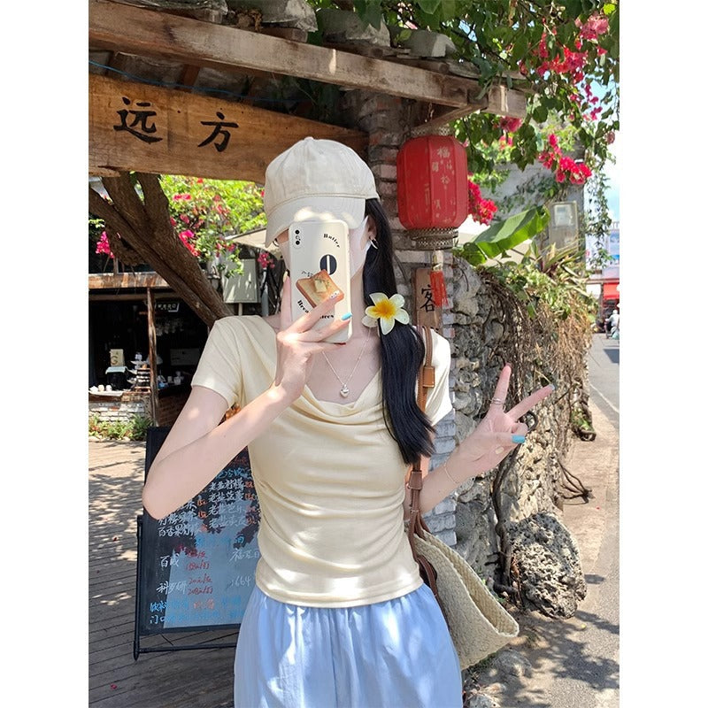 Ruffled Neckline T-shirt That Subtly Reveals Your Collarbone For A Pure Yet Alluring Look