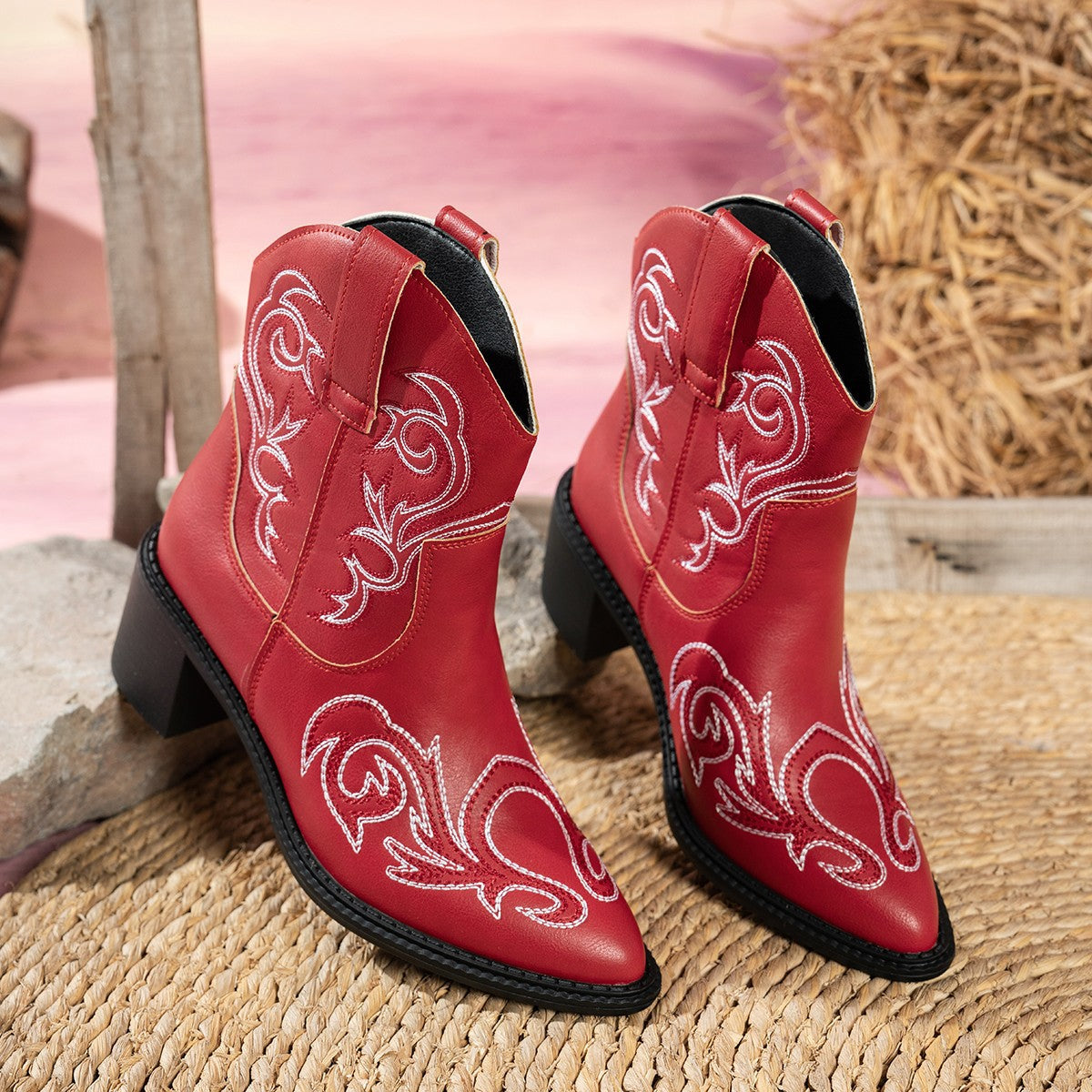 Small Pointed-toe Totem-decorated Short Boots