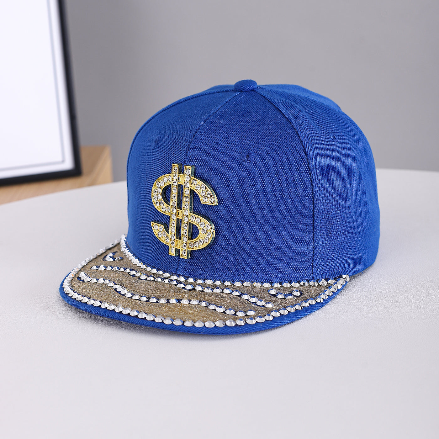 Suitable For Both Men And Women, This Metal Stud Jewelry Features A Wave-shaped Set Of Diamonds. The Hat Has A Flat Brim And Is Perfect For Individualized Outfits.