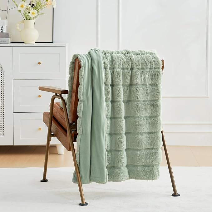 Cozy Bliss Faux Fur Throw Blanket for Couch, Cozy Soft Plush Thick Winter Blanket for Sofa Bedroom Living Room, 60 * 80 Inches Green
