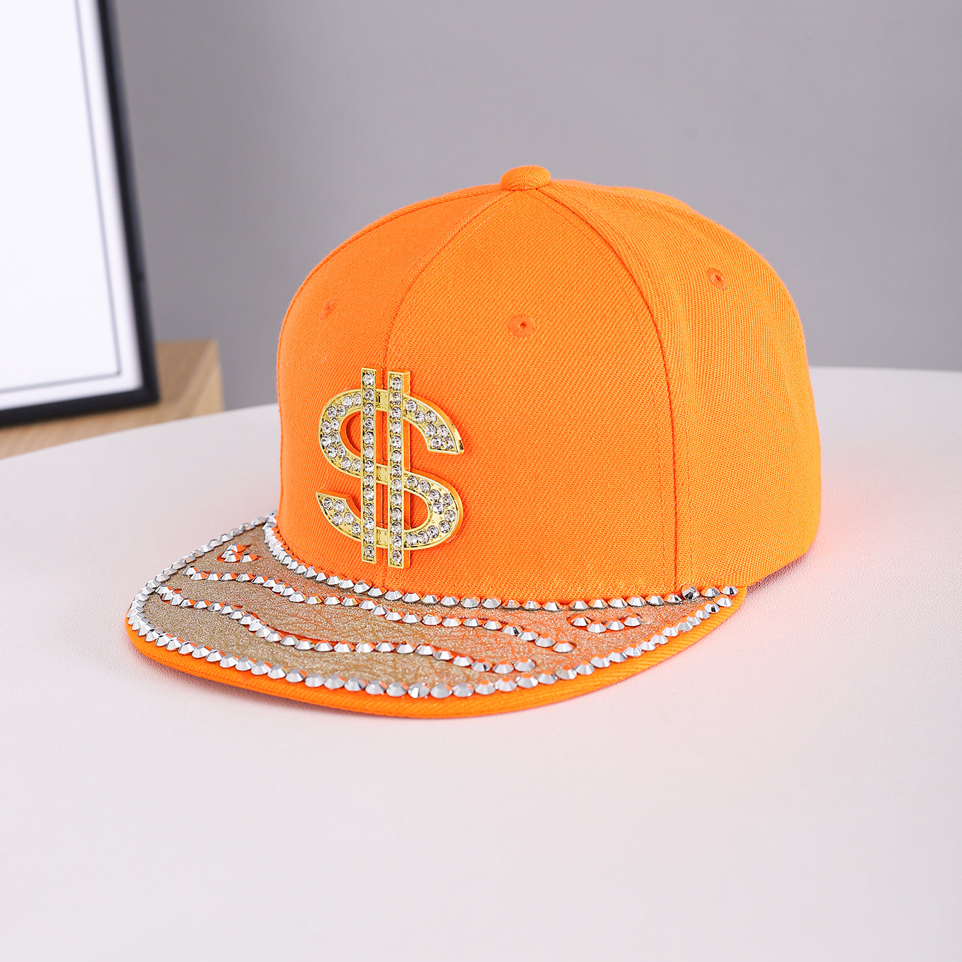 Suitable For Both Men And Women, This Metal Stud Jewelry Features A Wave-shaped Set Of Diamonds. The Hat Has A Flat Brim And Is Perfect For Individualized Outfits.