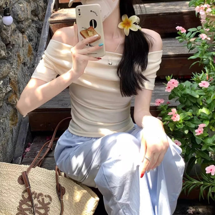 Ruffled Neckline T-shirt That Subtly Reveals Your Collarbone For A Pure Yet Alluring Look