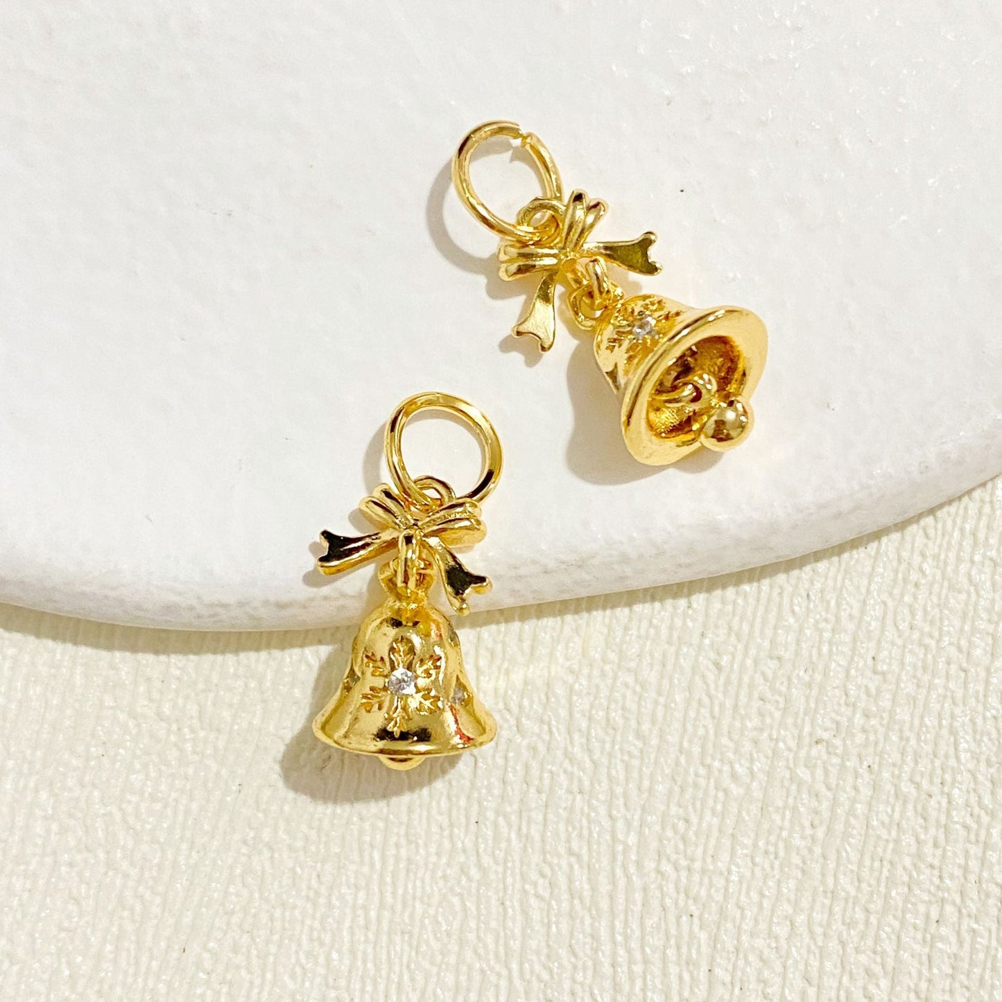 Color-protecting 14K Gold Inlaid Zircon Heart Christmas Bow And Bell Pendant