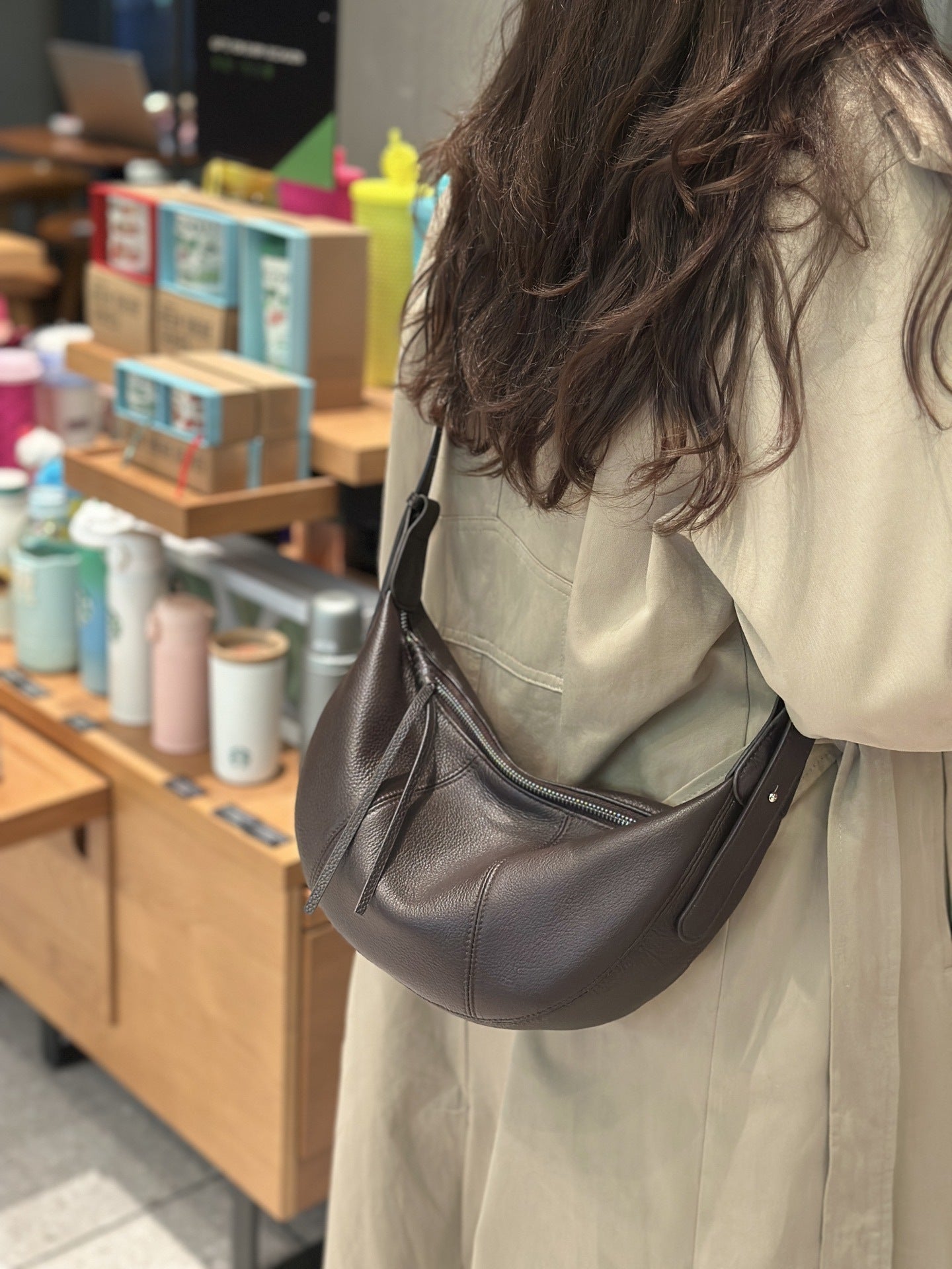 Top-grain Cowhide Crossbody Dumpling Bag, New Genuine Leather Niche Shoulder Bag, Practical For Commuting, Natural Textured Cowhide Crescent Bag