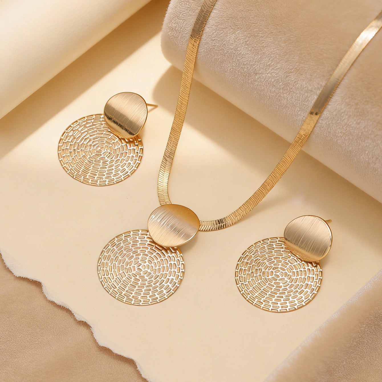 Cross-border European American Exaggerated Round Jewelry Set, Retro Premium Texture Metal Geometric Matching Necklace & Stud Earrings For Women