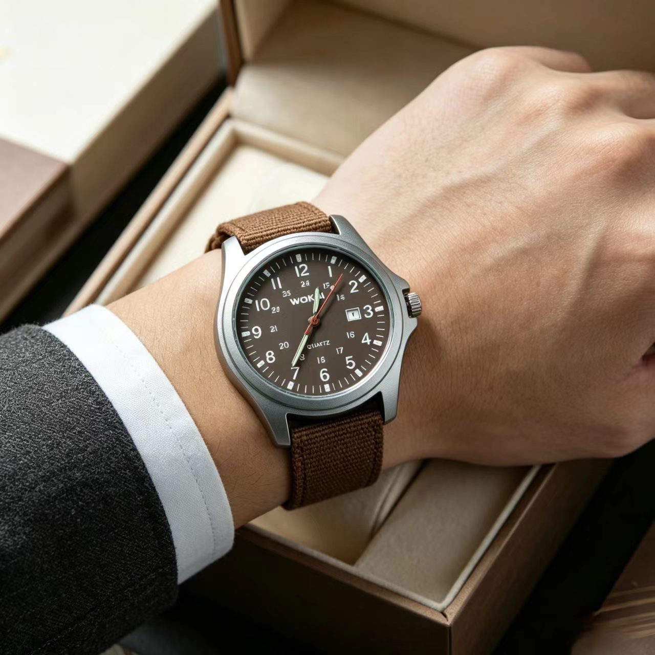 Sporty Nylon Strap Mens Quartz Watch Minimalist Design