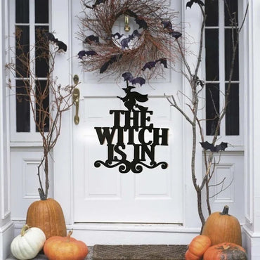 "The Witch Is In" Halloween Hanging Door Sign – Non-Woven 38×32cm Wall & Door Decoration for Home, Party & Halloween Decor