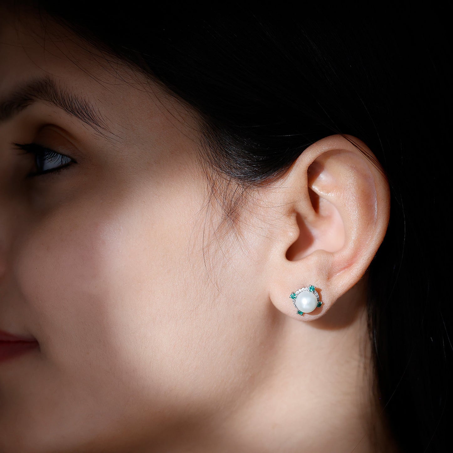 6 Carat Freshwater Pearl Bridal Stud Earrings with Emerald