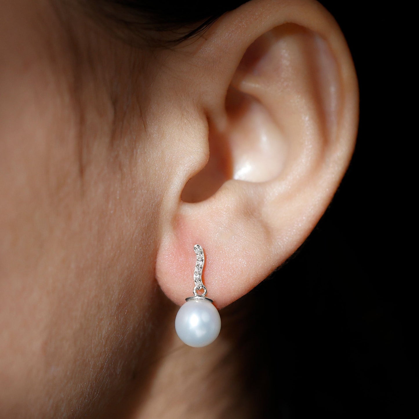 14 Carat Freshwater Pearl Drop Earrings with Diamond