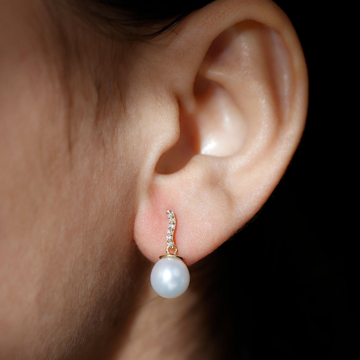 14 Carat Freshwater Pearl Drop Earrings with Diamond