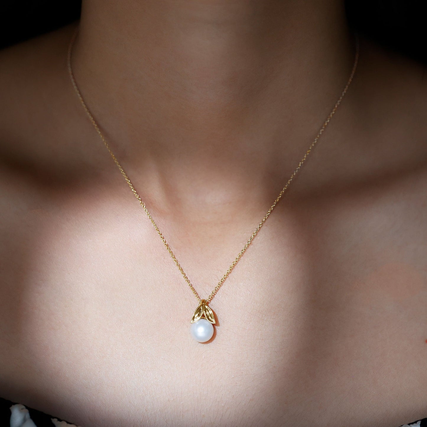 Freshwater Pearl Solitaire Pendant with Leaf