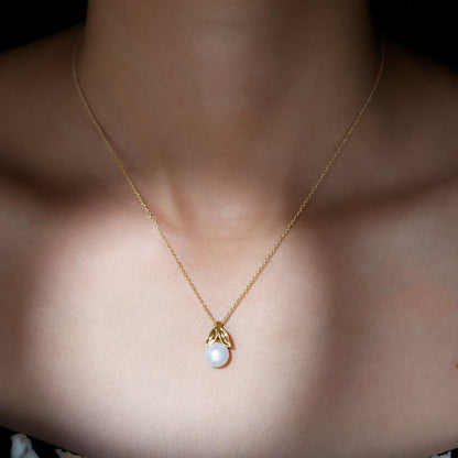 Freshwater Pearl Solitaire Pendant with Leaf