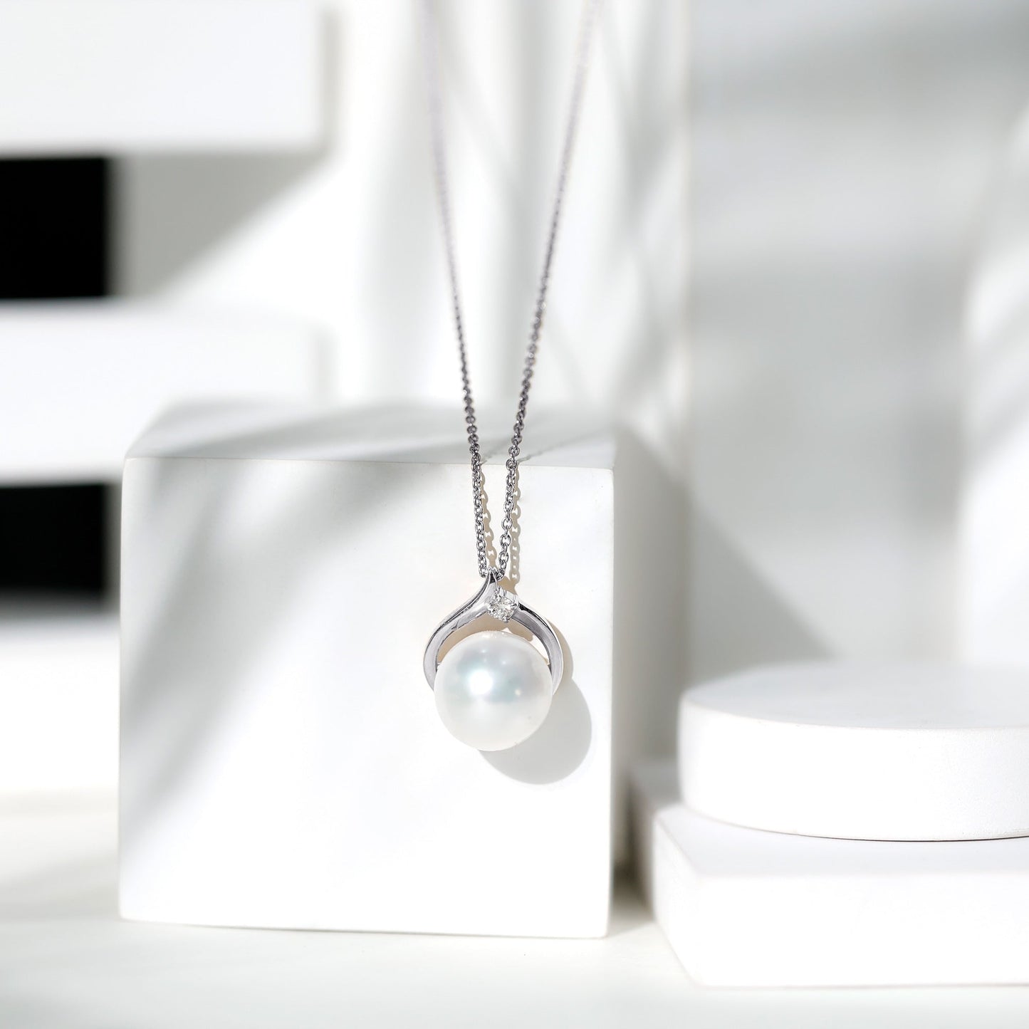 11 Carat White Pearl Solitaire Necklace with Diamond