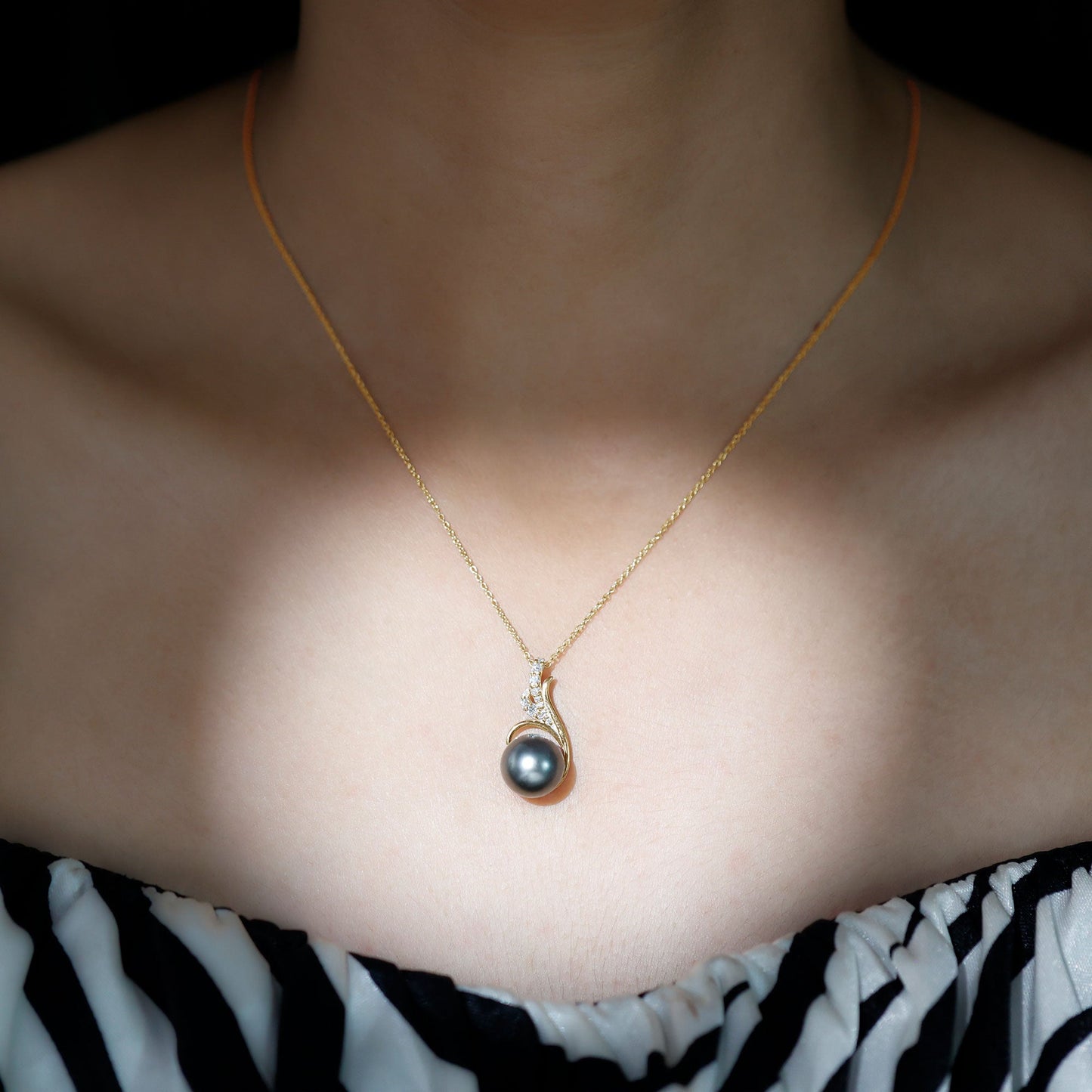 Elegant Black Tahitian Pearl Designer Pendant with Diamond
