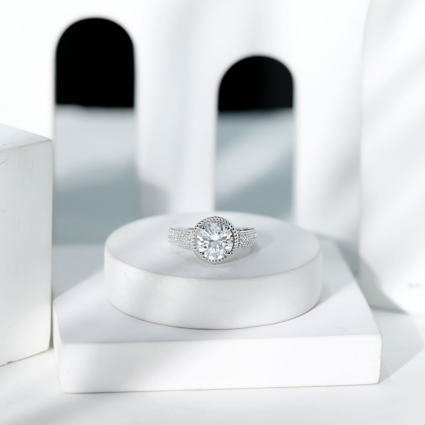 Lab Grown Diamond Circle Engagement Ring With Rope Frame