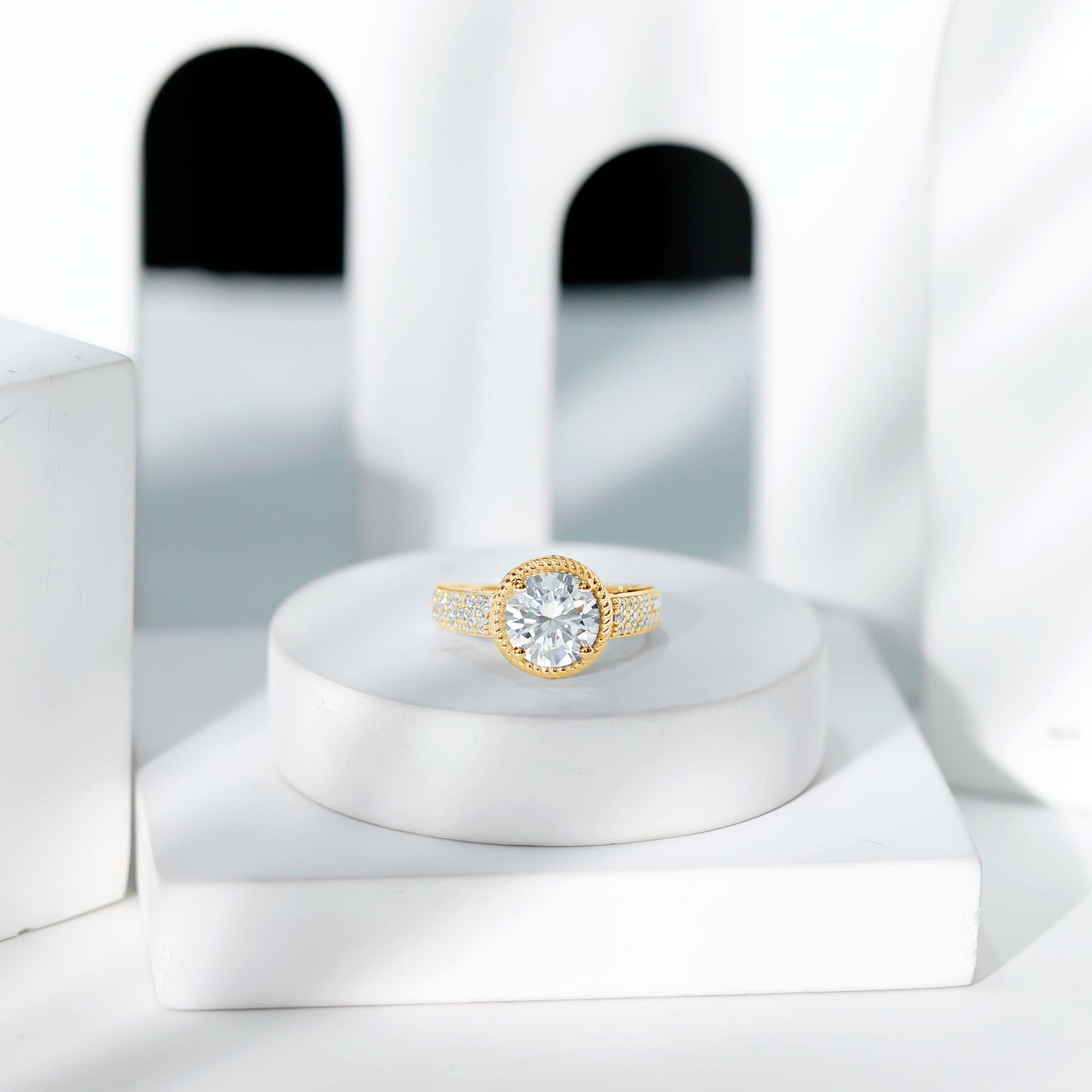 Lab Grown Diamond Circle Engagement Ring With Rope Frame