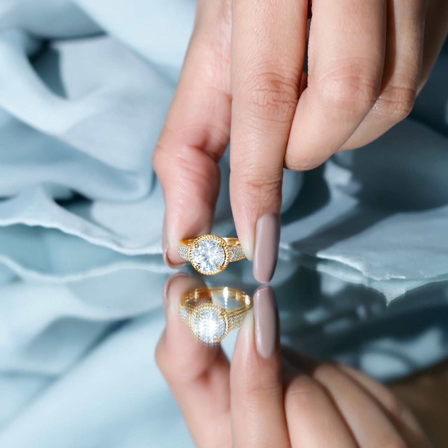 Lab Grown Diamond Circle Engagement Ring With Rope Frame