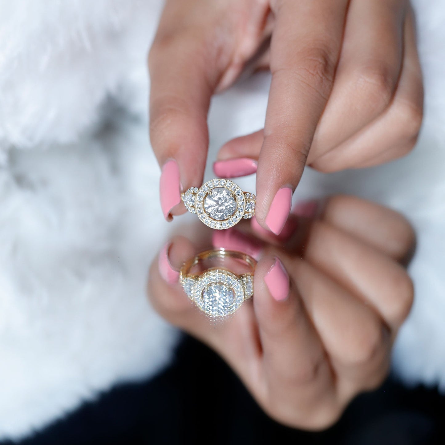 Round Cut Diamond Antique Looking Engagement Ring