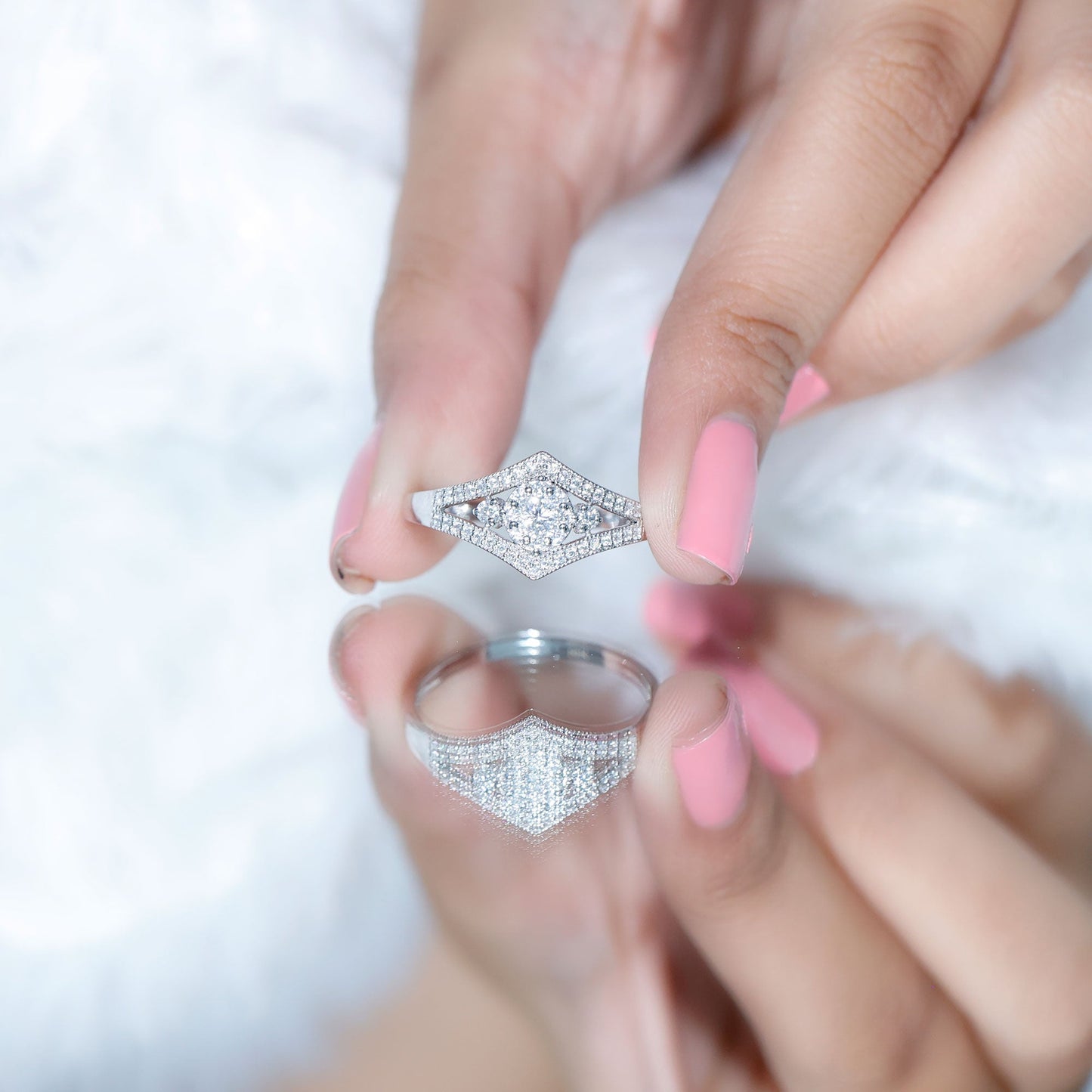 Round Diamond Vintage Ring in illusion Setting