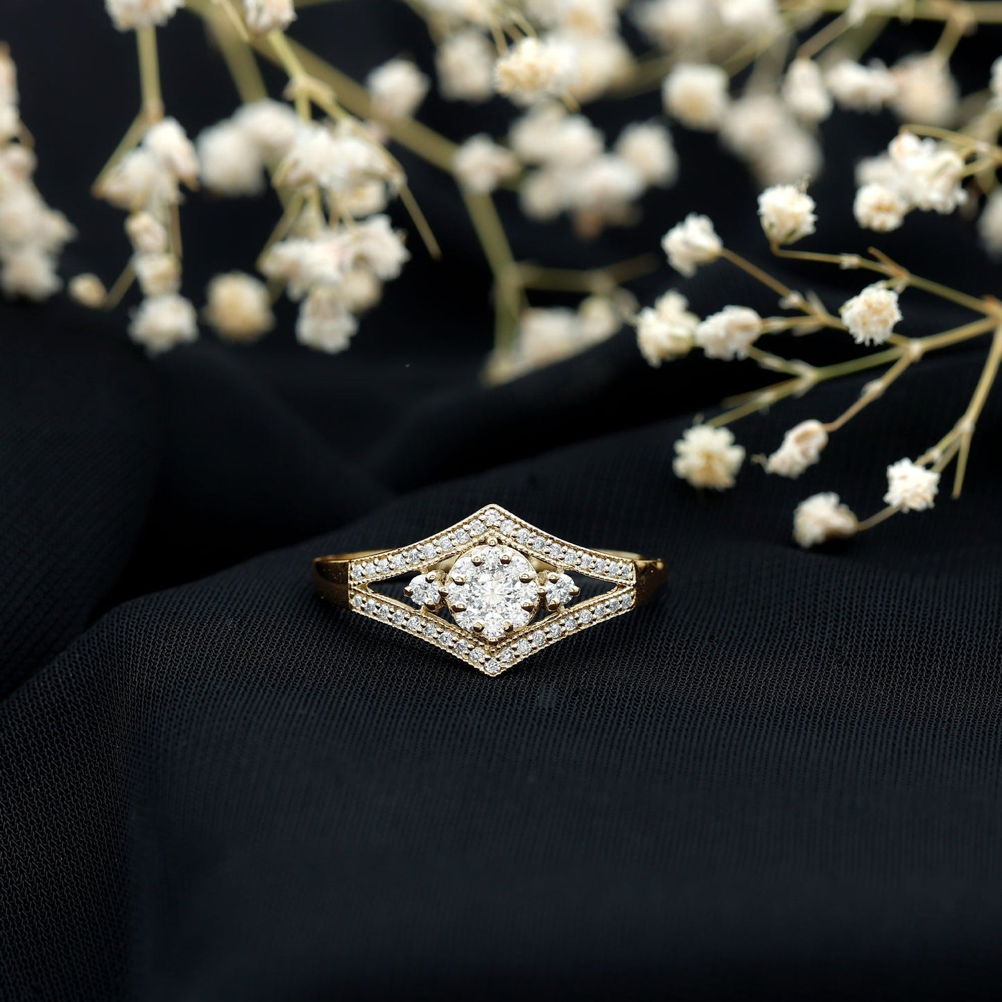 Round Diamond Vintage Ring in illusion Setting