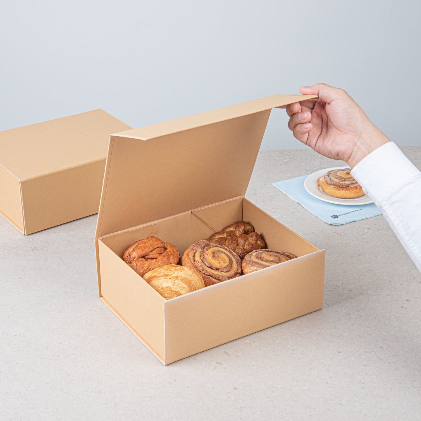 Cater Tek Rectangle Kraft Paper Large Tic Tac Box - Magnetic - 10 1/2" x 8" x 4" - 10 count box