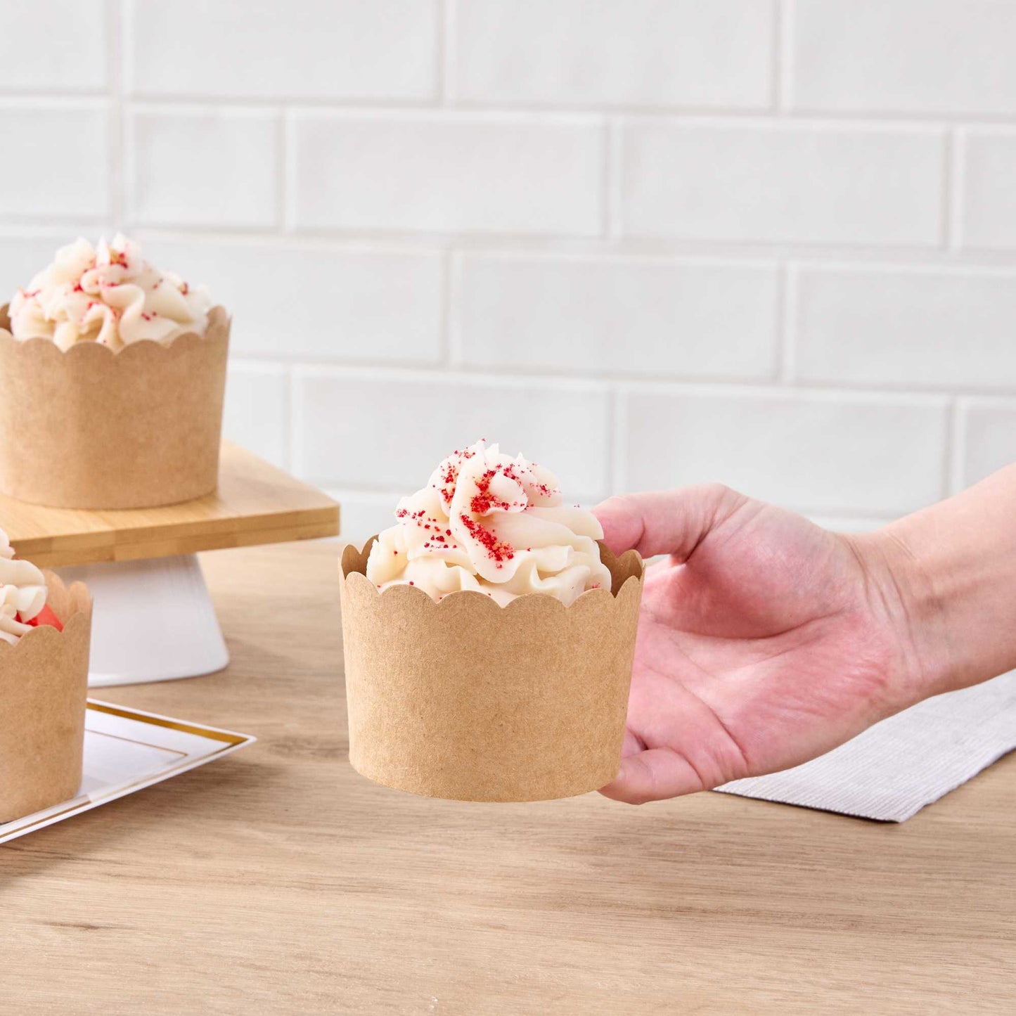 Panificio 10 oz Kraft Paper Jumbo Baking Cup - Scalloped - 3 1/2" x 3 1/2" x 2 1/2" - 200 count box