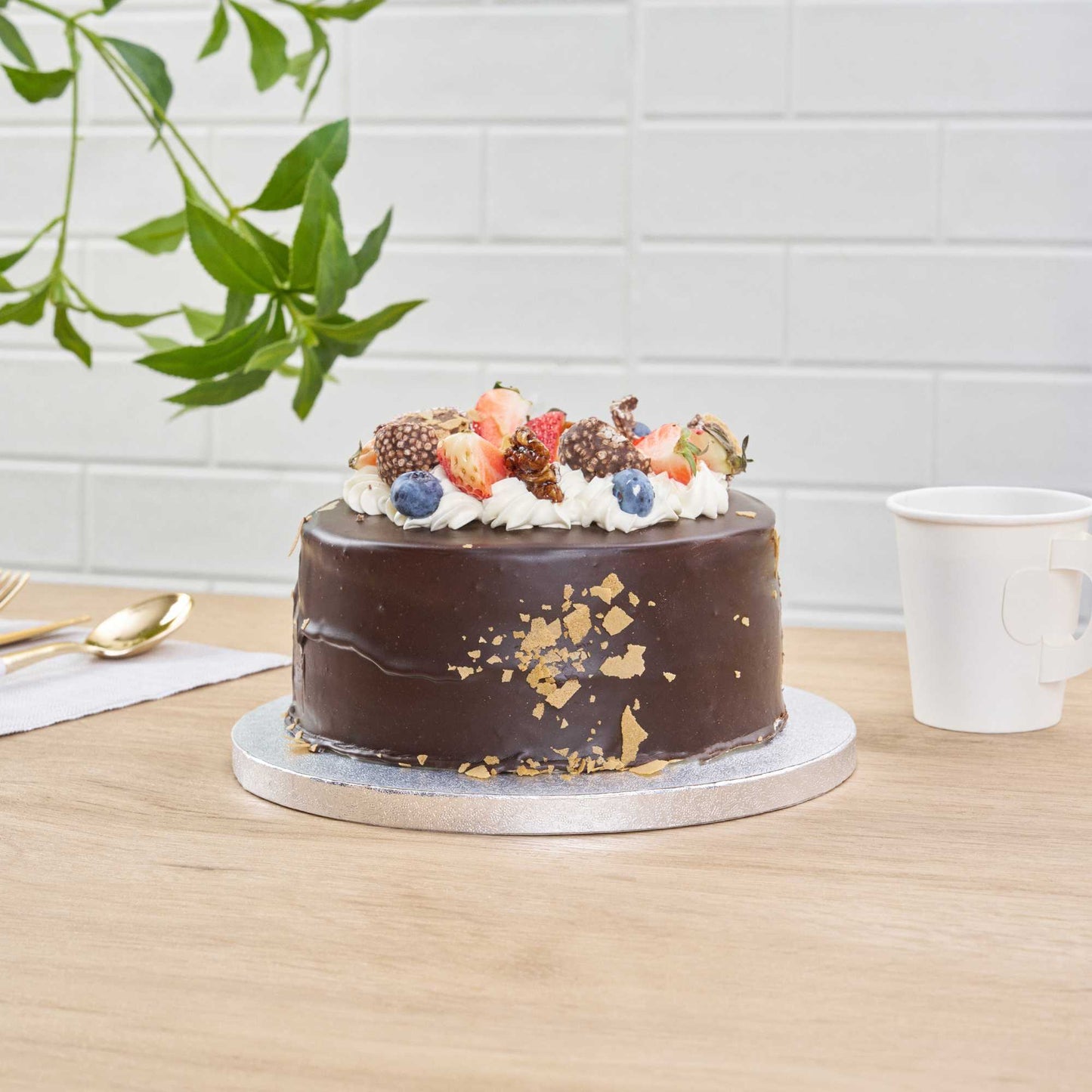 Pastry Tek Round Metallic Silver Cardboard Cake Drum Board - Covered Edge - 8" x 8" x 1/2" - 1 count box
