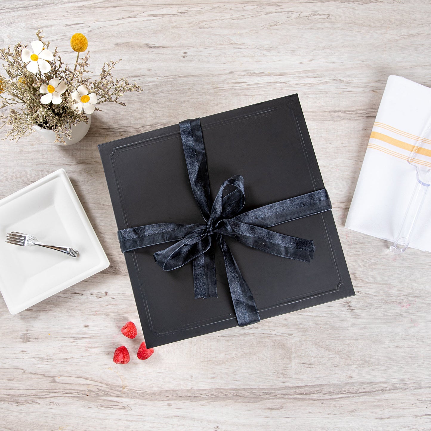 Sweet Vision Square Clear Plastic Cake Box - Black Lid and White Base, Black Ribbon, Tree Accent - 8 1/2" x 8 1/2" x 6 3/4" - 10 count box