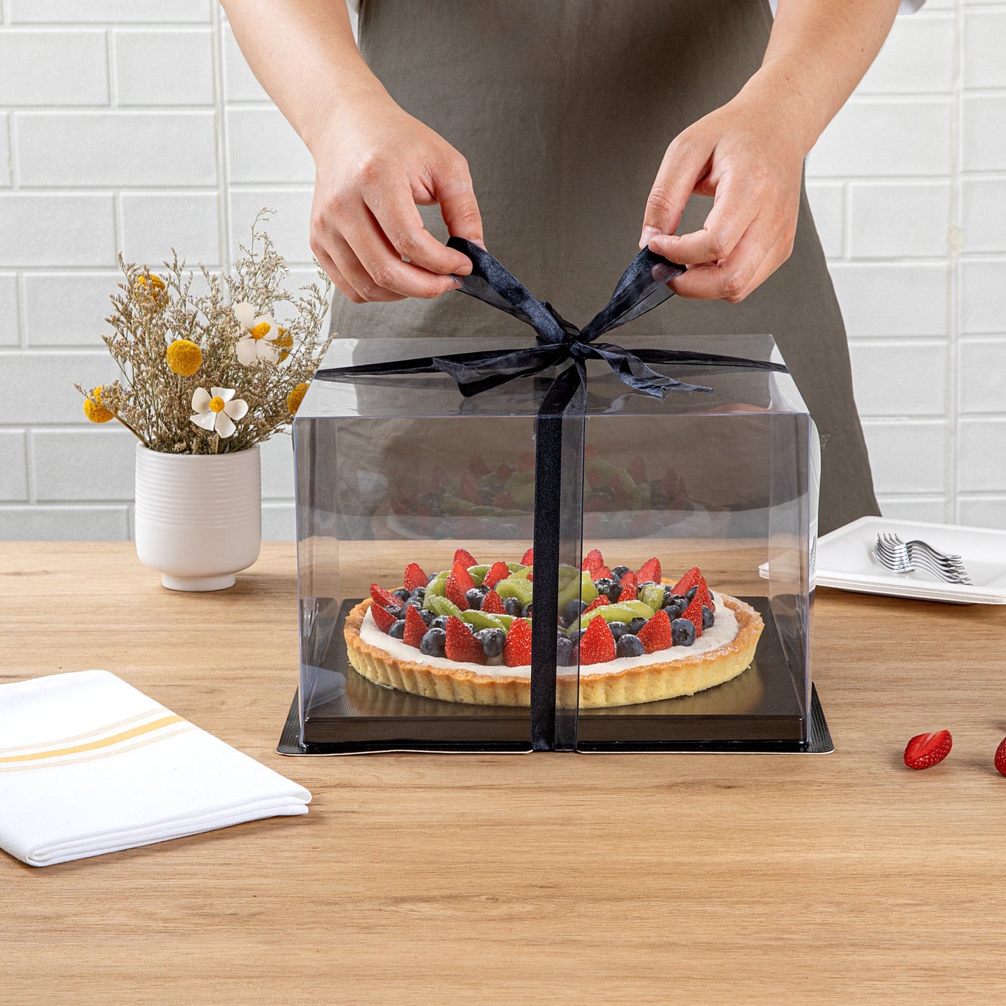 Sweet Vision Square Clear Plastic Cake Box - Black Base, Black Ribbon - 10" x 10" x 6 3/4" - 10 count box