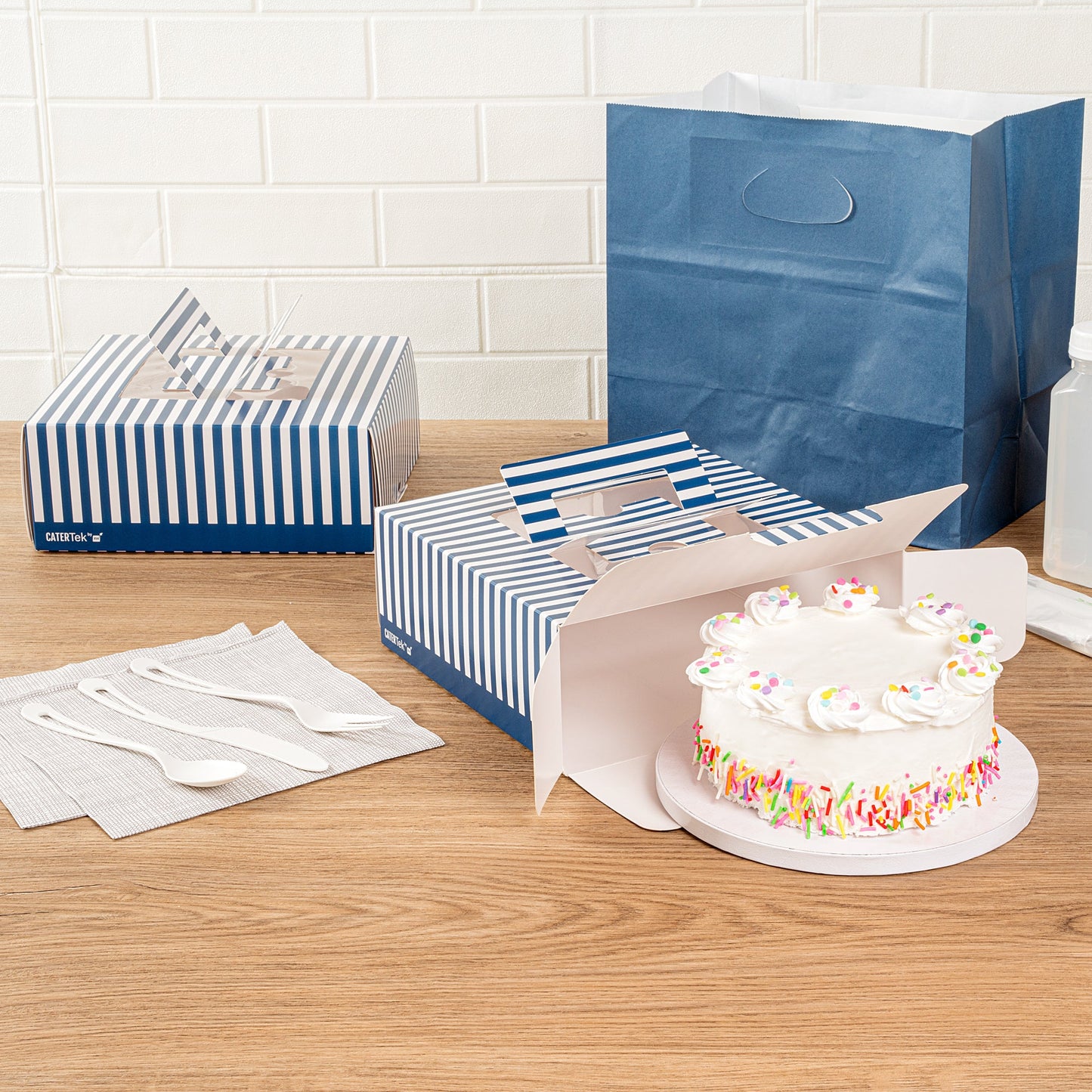 Cater Tek Square Blue and White Stripe Paper Cake / Take Out Container - with Pop-Up Handle, Window - 9" x 9" x 3 1/2" - 50 count box