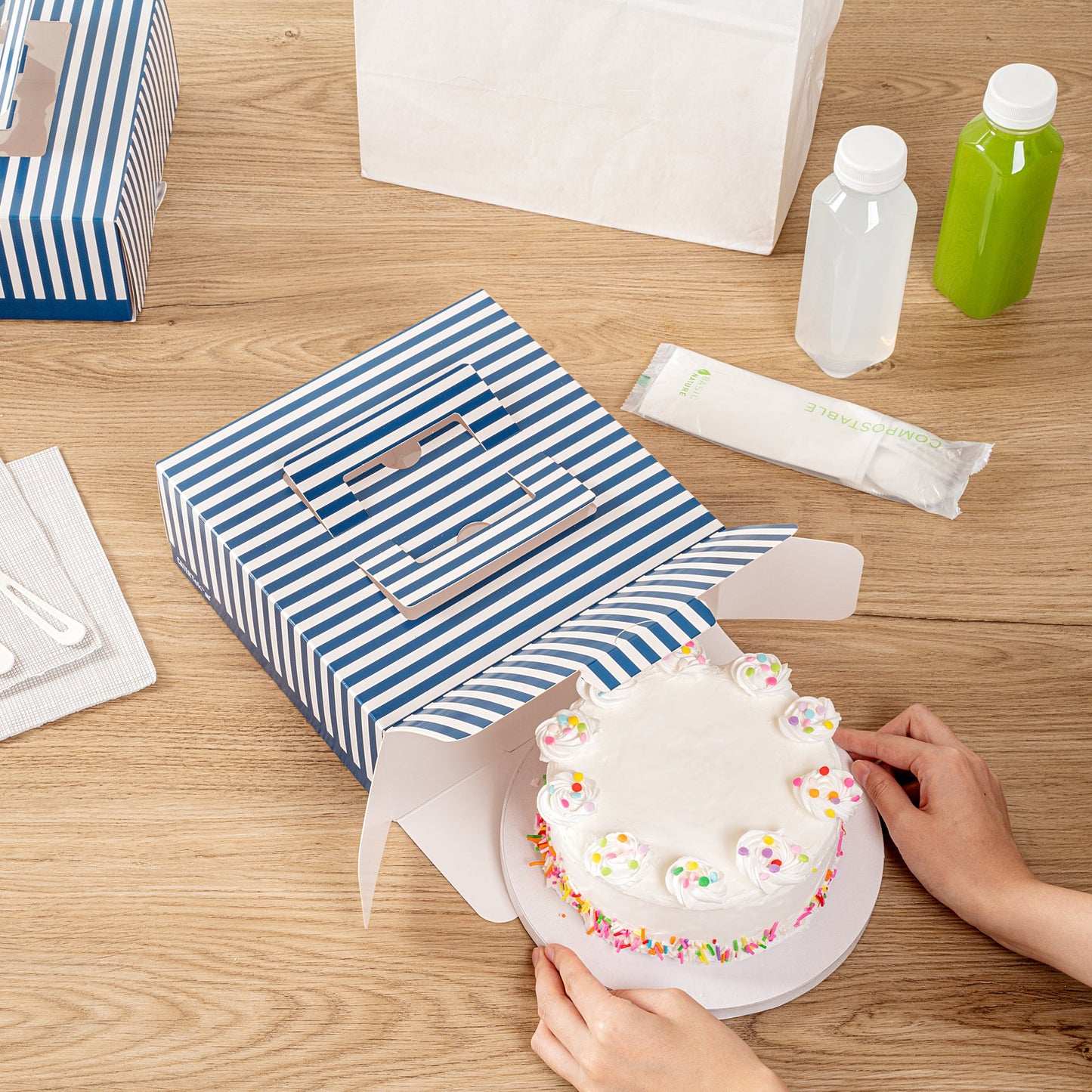 Cater Tek Square Blue and White Stripe Paper Cake / Take Out Container - with Pop-Up Handle, Window - 9" x 9" x 3 1/2" - 50 count box