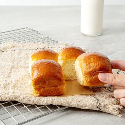 Pastry Tek Unbleached Parchment Paper Baking Sheet - Precut, Silicone Coated - 4" x 4" - 200 count box
