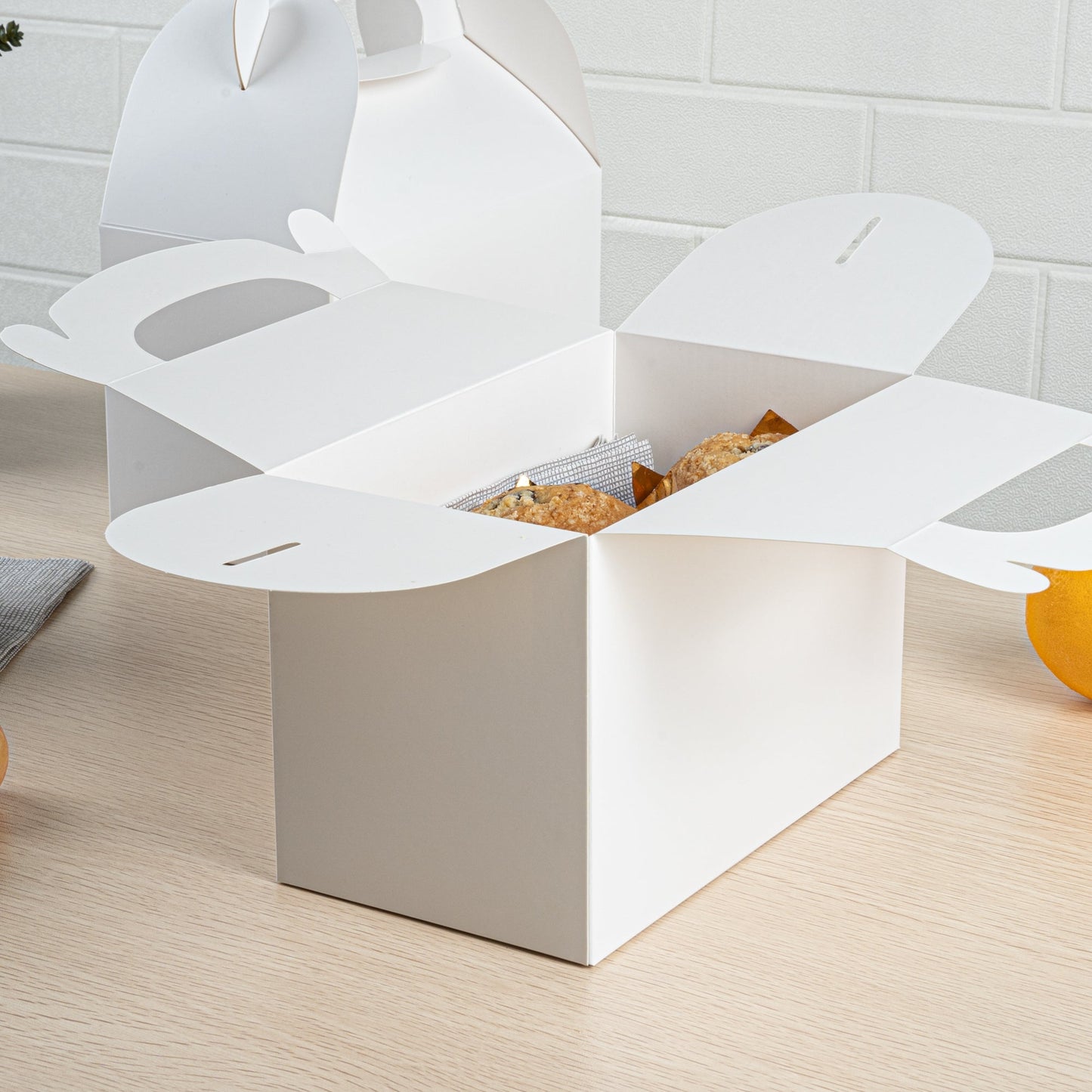 Bio Tek White Paper Gable Box / Take Out Container - Greaseproof - 8 1/2" x 4 3/4" x 5 1/2" - 25 count box