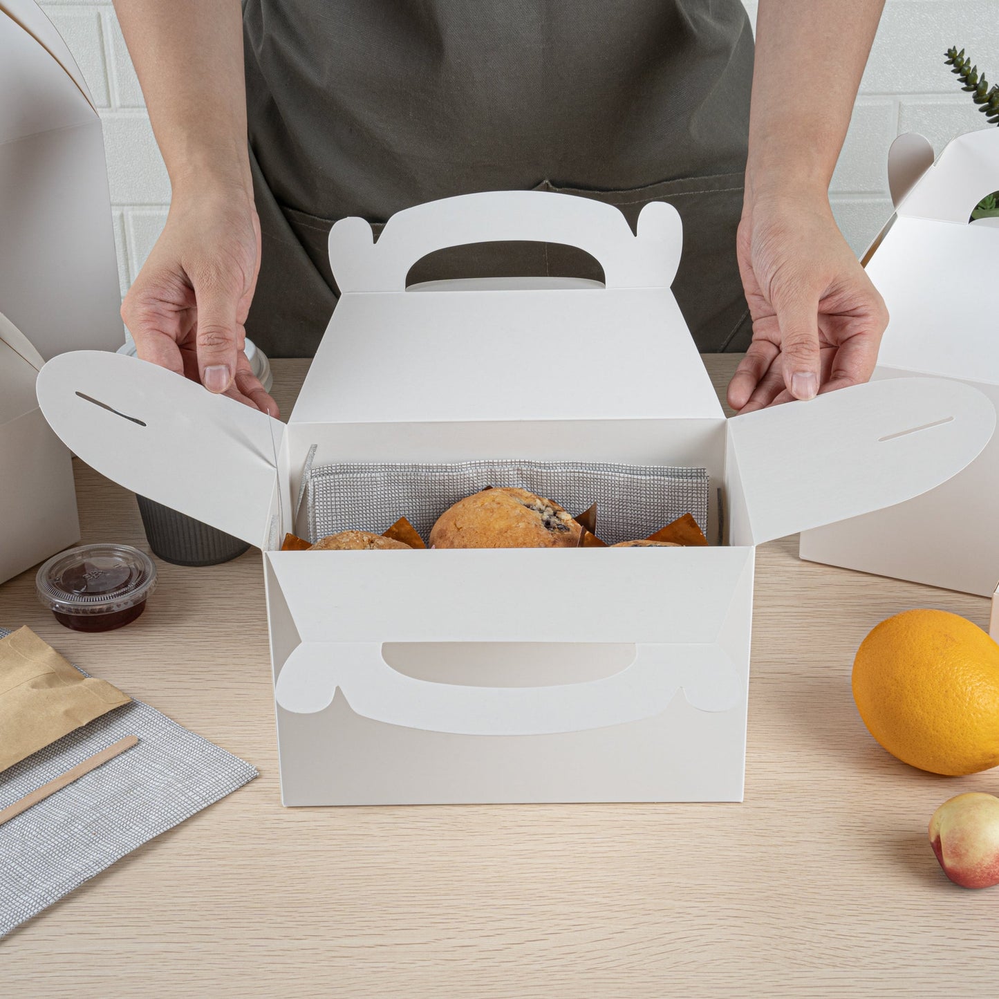 Bio Tek White Paper Gable Box / Take Out Container - Greaseproof - 8 1/2" x 4 3/4" x 5 1/2" - 100 count box