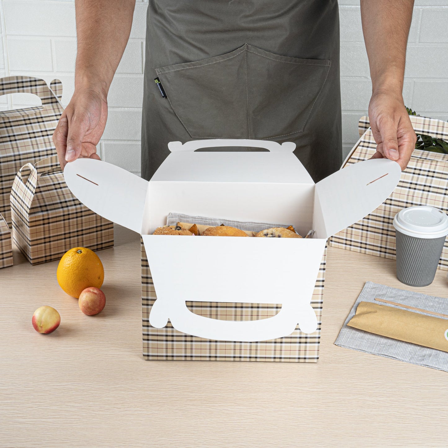 Bio Tek Plaid Paper Gable Box / Take Out Container - Compostable - 10" x 7" x 8" - 25 count box