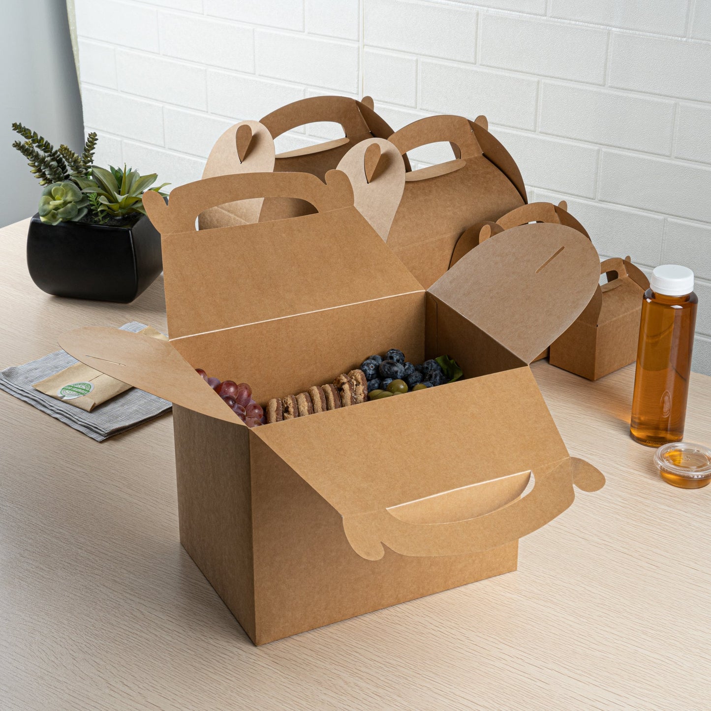 Bio Tek Kraft Paper Gable Box / Take Out Container - Greaseproof - 10" x 7" x 8" - 25 count box