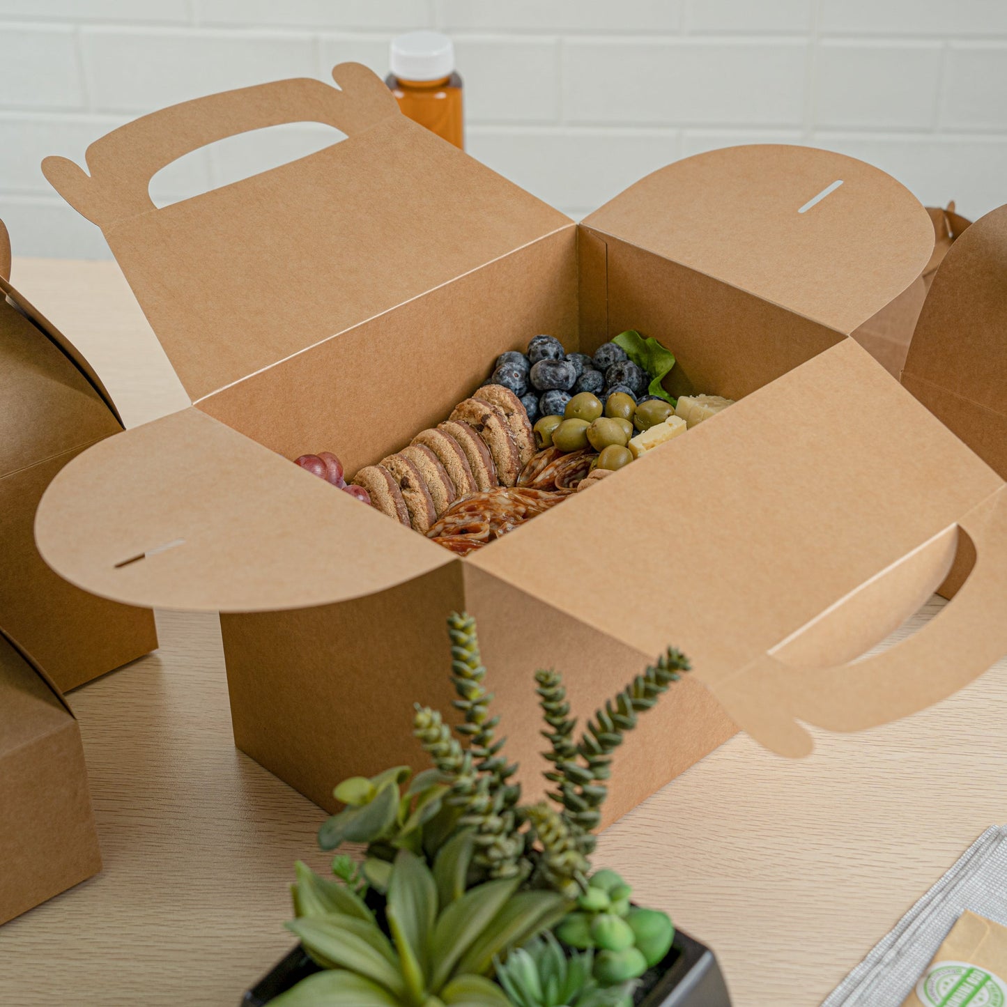 Bio Tek Kraft Paper Gable Box / Take Out Container - Greaseproof - 10" x 7" x 8" - 25 count box