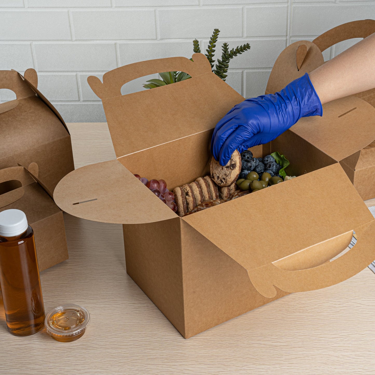 Bio Tek Kraft Paper Gable Box / Take Out Container - Greaseproof - 10" x 7" x 8" - 100 count box