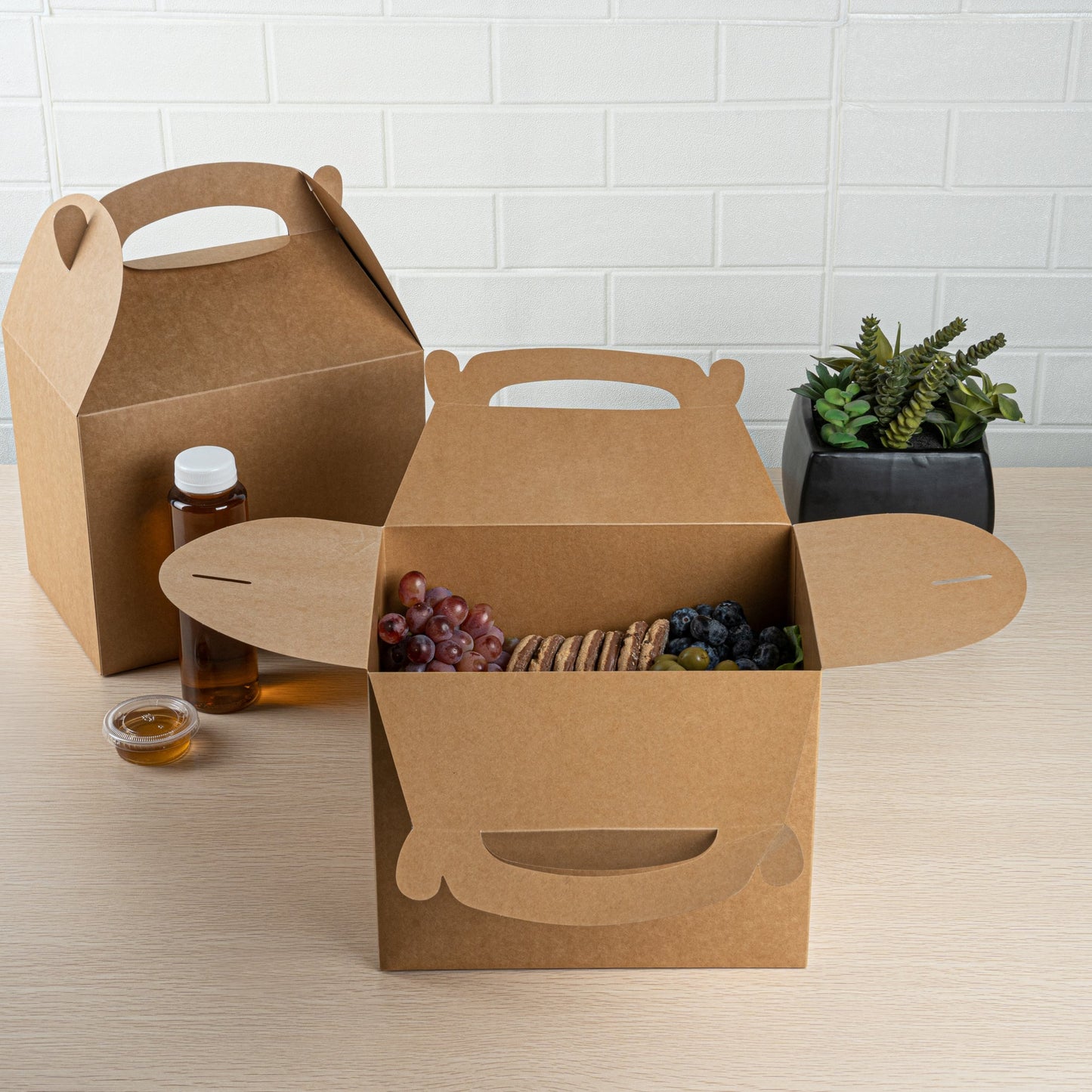 Bio Tek Kraft Paper Gable Box / Take Out Container - Greaseproof - 10" x 7" x 8" - 100 count box