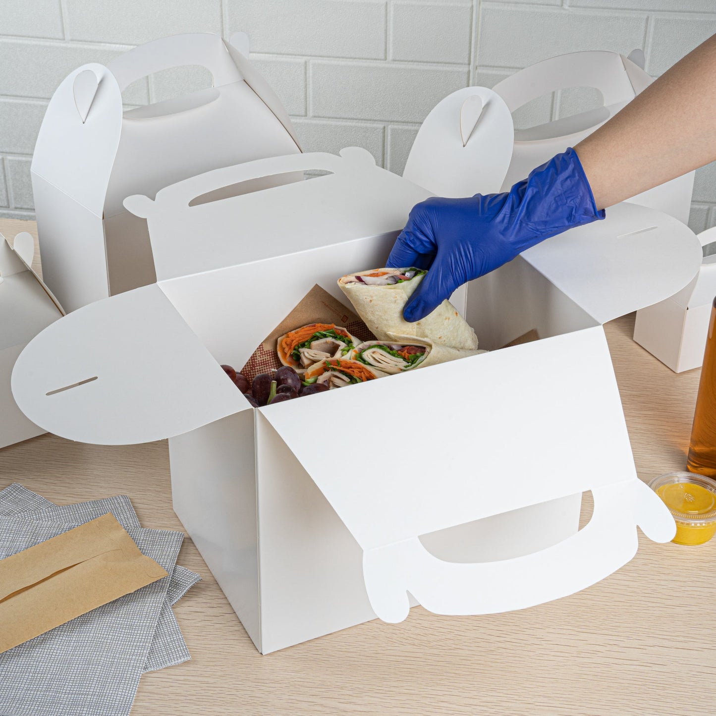 Bio Tek White Paper Gable Box / Take Out Container - Greaseproof - 10" x 7" x 8" - 25 count box