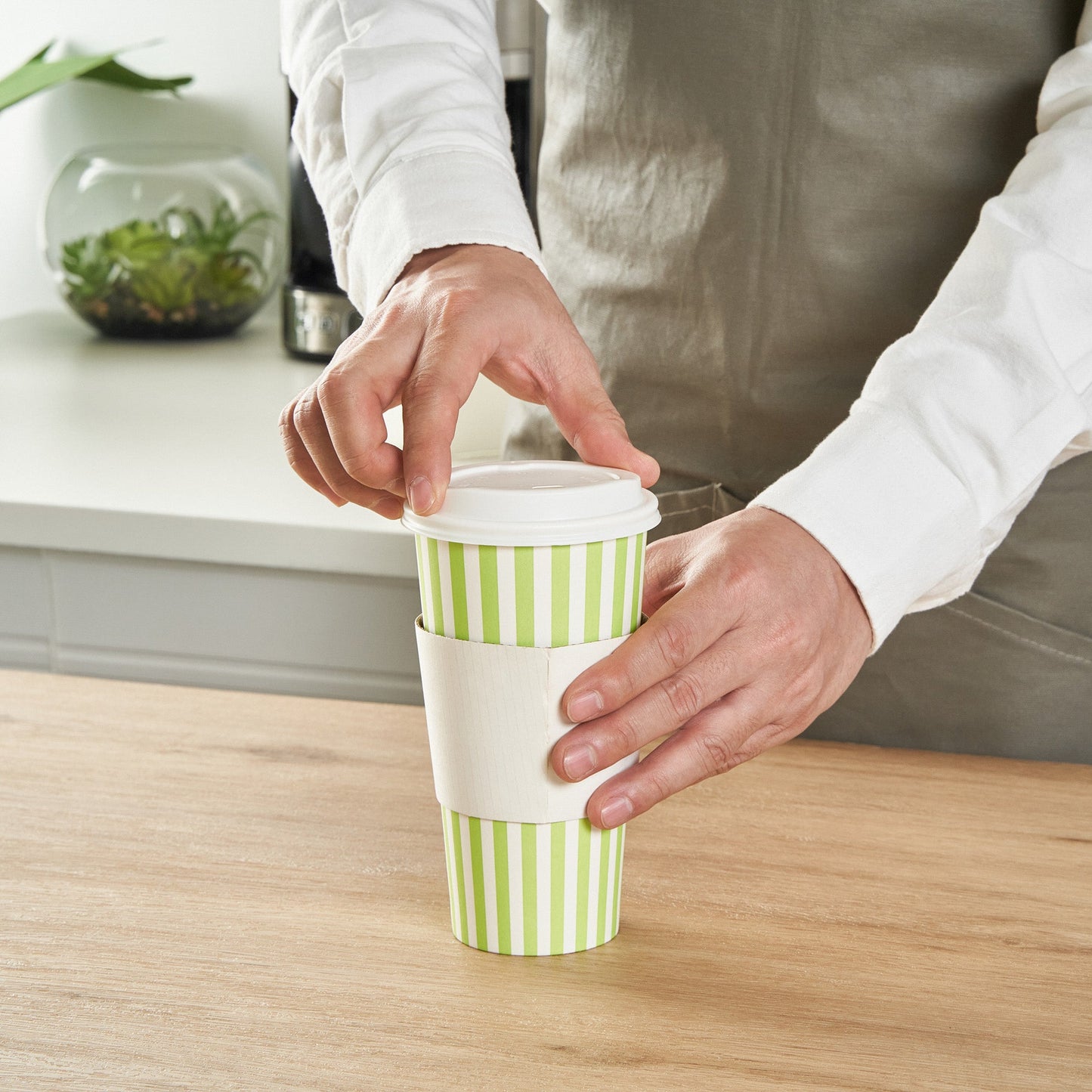 Restpresso 20 oz Green and White Stripe Paper Single Wall Coffee Cup - with White Lid - 3 1/2"x 3 1/2"x 6 1/2" - 20 count box