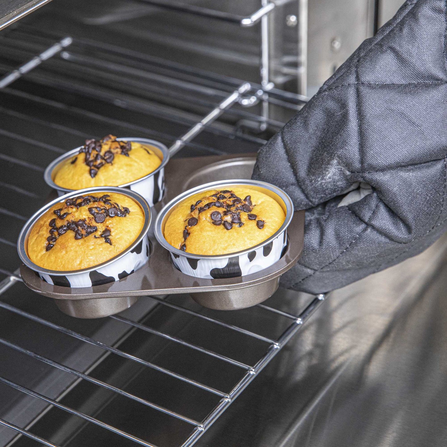 Pastry Tek 3 oz Round Cow Lines Aluminum Baking Cup - with Plastic Dome Lid - 3 1/4" x 3 1/4" x 1" - 100 count box