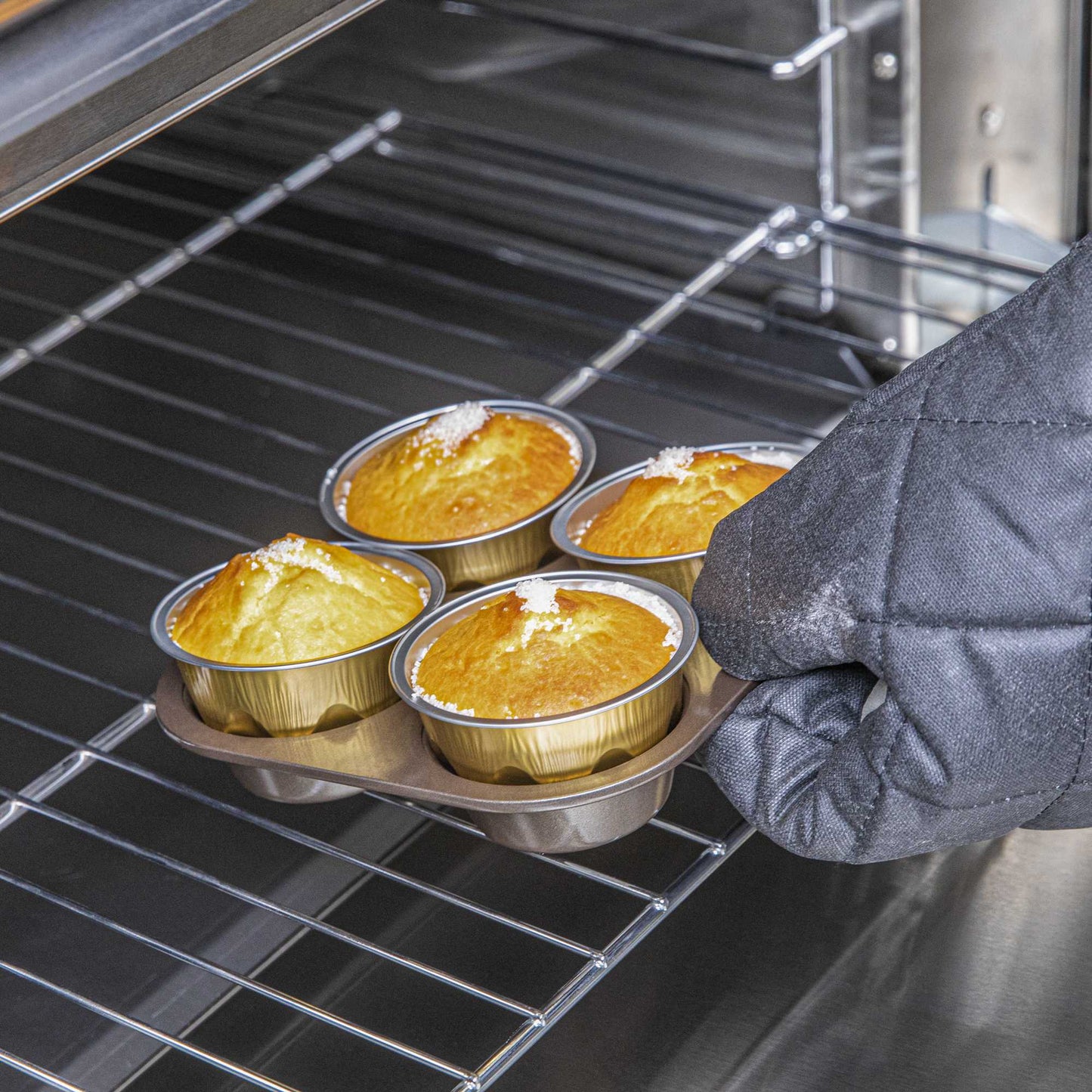 Pastry Tek 3 oz Round Gold Aluminum Baking Cup - with Plastic Dome Lid - 3 1/4" x 3 1/4" x 1" - 100 count box