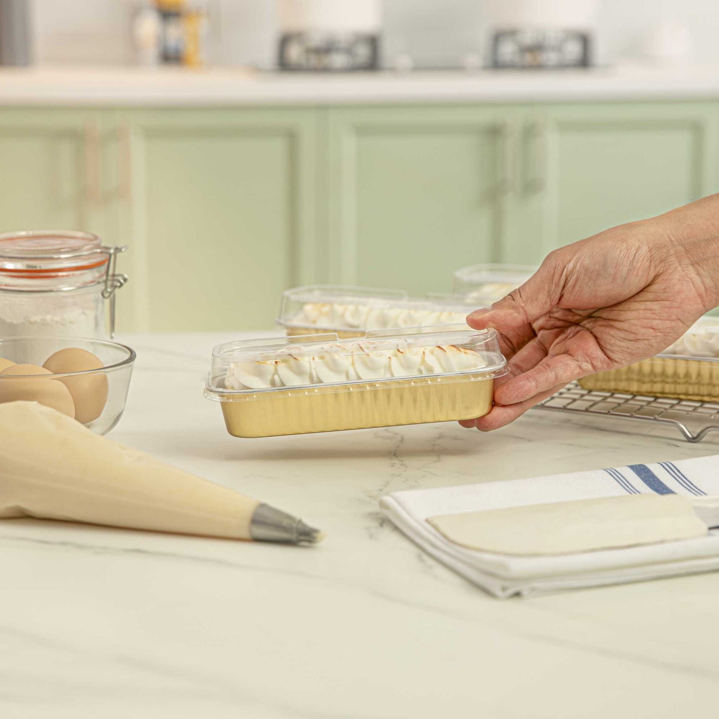 7 oz Rectangle Gold Aluminum Baking Loaf Pan - with Plastic Dome Lid - 6 1/2" x 2 1/2" x 1 1/4" - 100 count box